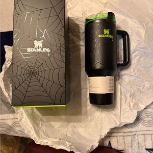 Stanley 40oz WEB GLOWBlack and Neon Green Spider Web Mug